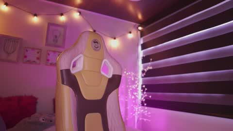 Snapshot of milly_kenner chatting on 12.02.25 MILLY online show from 12.02.25