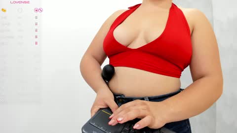 Snapshot of milu_gomez chatting on 12.18.24 Milu Gomez online show from 12.18.24