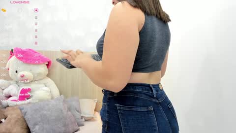 Snapshot of milu_gomez chatting on 12.29.24 Milu Gomez online show from 12.29.24