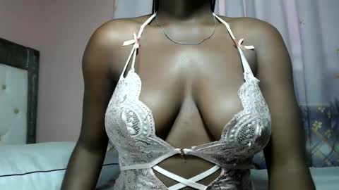 Snapshot of mimiebony chatting on 05.10.26 mimiebony online show from 05.10.26