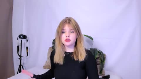 hi Im Mina  online show from 03.05.25