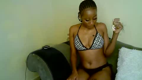 Snapshot of minieme001 chatting on 02.21.26 minieme001 online show from 02.21.26