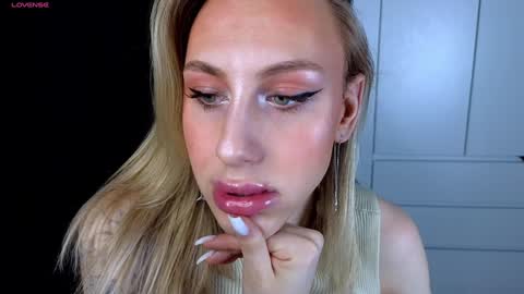 Snapshot of miraraid chatting on 12.19.24 miraraid online show from 12.19.24