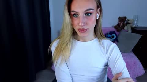 Snapshot of miraraid chatting on 09.22.25 miraraid online show from 09.22.25