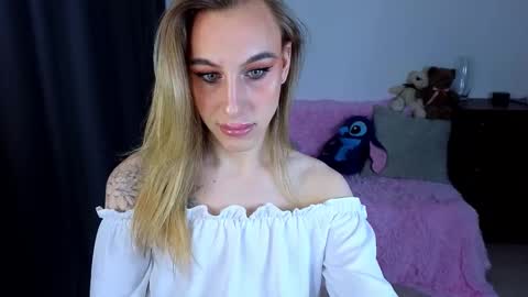 Snapshot of miraraid chatting on 10.19.25 miraraid online show from 10.19.25