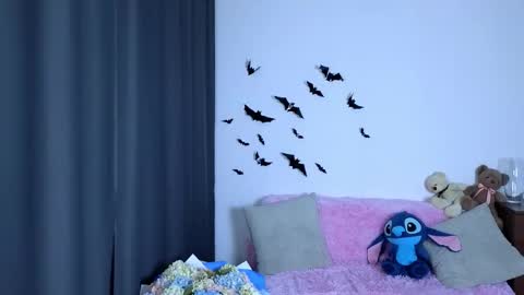 Snapshot of miraraid chatting on 11.18.25 miraraid online show from 11.18.25