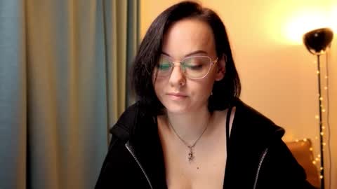 MiraSkyy online show from 11.05.25