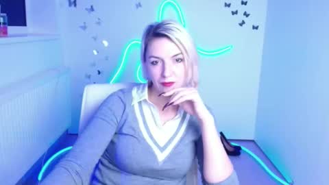 Snapshot of mishelle_blondie chatting on 12.04.25 Mishelle online show from 12.04.25