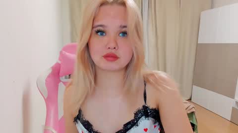 Snapshot of miss__selena chatting on 12.18.24 miss__selena online show from 12.18.24