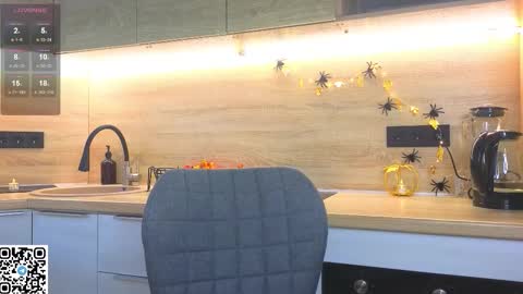 Snapshot of miss_bubbles chatting on 10.25.25 Sandy online show from 10.25.25