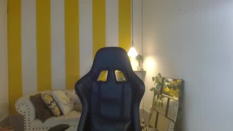 Snapshot of miss_honey1 chatting on 02.06.25 miss_honey1 online show from 02.06.25