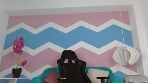 Snapshot of miss_honey1 chatting on 02.19.25 miss_honey1 online show from 02.19.25