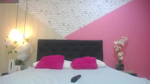 Snapshot of miss_honey1 chatting on 09.17.25 miss_honey1 online show from 09.17.25