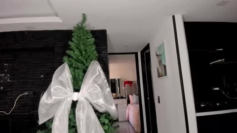 Snapshot of miss_myers chatting on 11.30.25 Goddess Myers thumb up is important for me kisses online show from 11.30.25