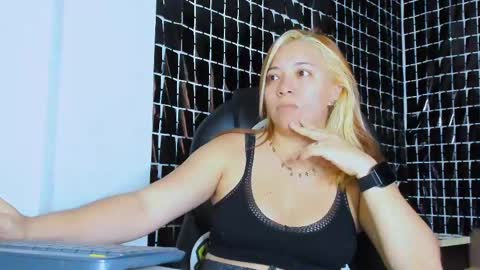 Snapshot of missalmafenix chatting on 05.18.26 missalmafenix online show from 05.18.26