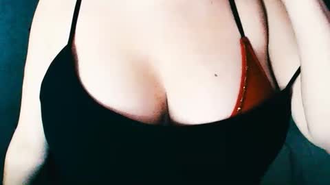 Snapshot of missbiny chatting on 05.29.26 Avamlash online show from 05.29.26