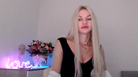 Snapshot of missemma1111 chatting on 12.04.24 EMMA online show from 12.04.24