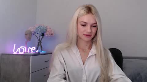 Snapshot of missemma1111 chatting on 01.20.25 EMMA online show from 01.20.25