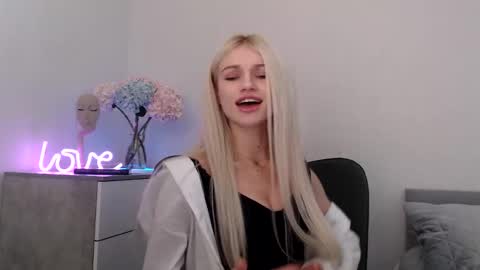 Snapshot of missemma1111 chatting on 01.22.25 EMMA online show from 01.22.25