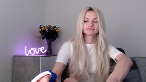 Snapshot of missemma1111 chatting on 03.04.25 EMMA online show from 03.04.25