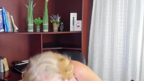 Escarlet online show from 02.20.25