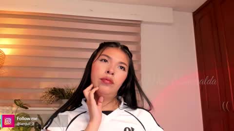 Snapshot of missesmeralda chatting on 11.18.25 Julieta Arboleda but i like call me esme online show from 11.18.25