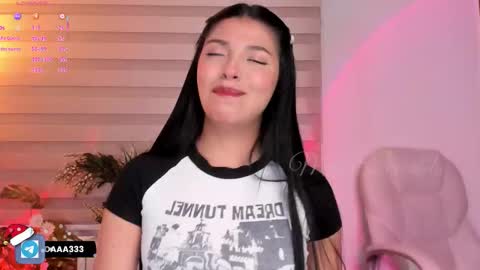 Snapshot of missesmeralda chatting on 12.15.25 Julieta Arboleda but i like call me esme online show from 12.15.25