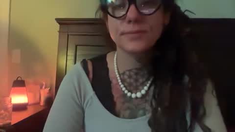 Snapshot of misshoneybadger333 chatting on 10.21.25 misshoneybadger333 online show from 10.21.25