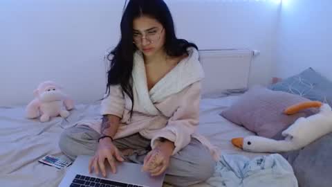 Snapshot of misskylie_ chatting on 12.31.24 kylie online show from 12.31.24