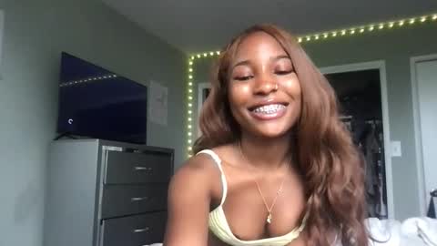 Snapshot of missmarimac chatting on 05.25.26 missmarimac online show from 05.25.26