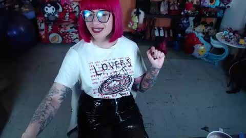 Miss Mia online show from 11.26.25