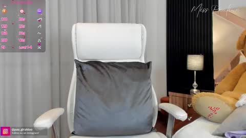 Snapshot of misspaulina__ chatting on 02.20.25 Pau Giraldo online show from 02.20.25