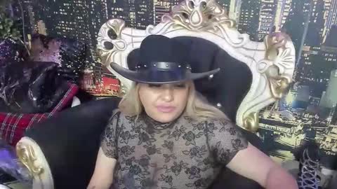 QueenT online show from 11.30.25