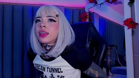 Snapshot of misstomie_ chatting on 02.21.25 Tomiehelp me get to 100 thumbs up online show from 02.21.25
