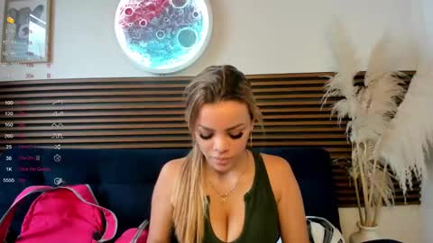 Snapshot of missvalery1 chatting on 12.04.24 missvalery1 online show from 12.04.24