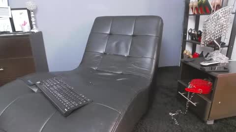 Miss Von Tease online show from 02.16.25