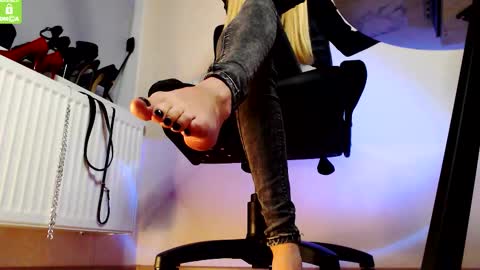 Snapshot of mistress__alice_ chatting on 09.14.25 Mistress Alice online show from 09.14.25