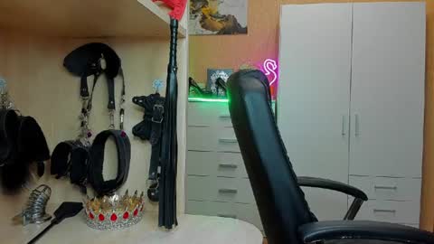 Snapshot of mistress_kristi chatting on 06.11.26 Mistress Kristi online show from 06.11.26