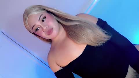 Snapshot of mistress_marta69 chatting on 10.18.25 mistress_marta69 online show from 10.18.25