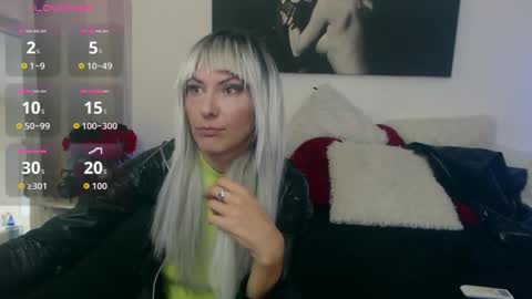 Snapshot of mistressevelyn_ chatting on 10.16.25 MistressEvelyn  online show from 10.16.25
