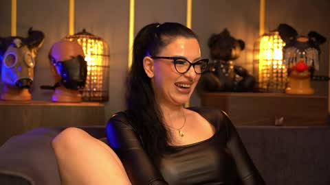 Snapshot of mistresskellykent chatting on 05.11.26 Mistress Kelly online show from 05.11.26