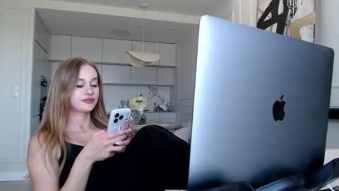 Snapshot of mistressuniverse chatting on 06.22.26 mistressuniverse online show from 06.22.26