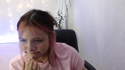 Snapshot of mixie_cute chatting on 12.01.24 mixie_cute online show from 12.01.24