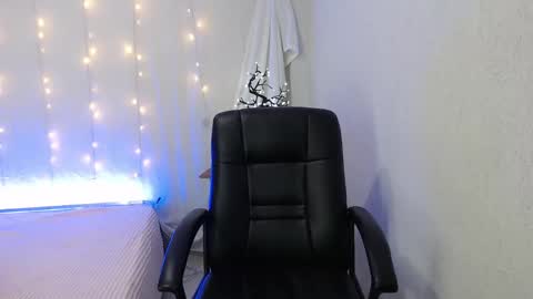 Snapshot of mixie_cute chatting on 12.02.24 mixie_cute online show from 12.02.24