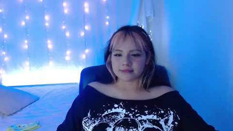 Snapshot of mixie_cute chatting on 12.05.24 mixie_cute online show from 12.05.24