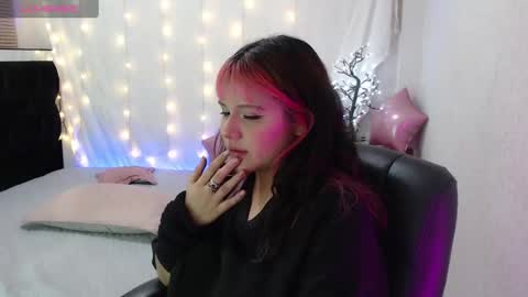 Snapshot of mixie_cute chatting on 12.18.24 mixie_cute online show from 12.18.24