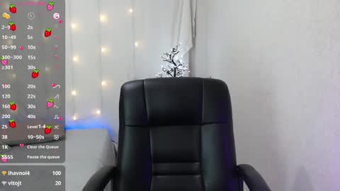 Snapshot of mixie_cute chatting on 12.20.24 mixie_cute online show from 12.20.24