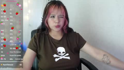 Snapshot of mixie_cute chatting on 12.23.24 mixie_cute online show from 12.23.24