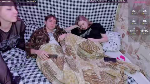 Snapshot of mmeeowww chatting on 02.09.25 Tim and Lisa Simon and Luna online show from 02.09.25