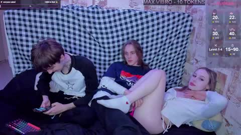 Snapshot of mmeeowww chatting on 02.15.25 Tim and Lisa Simon and Luna online show from 02.15.25